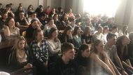 Na konferenci "Věznice Uherské Hradiště jako místo paměti" přišlo také mnoho studentů místního gymnázia.