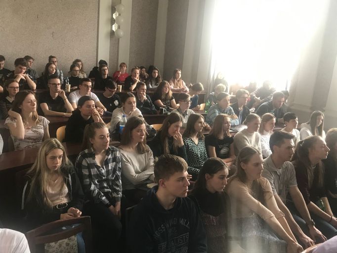 Na konferenci "Věznice Uherské Hradiště jako místo paměti" přišlo také mnoho studentů gymnázia.