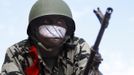 A Malian soldier stands guard with his machine gun on the road between Konna and Sevare January 27, 2013. REUTERS/Eric Gaillard (MALI - Tags: CONFLICT MILITARY POLITICS) Published: Led. 27, 2013, 5 odp.