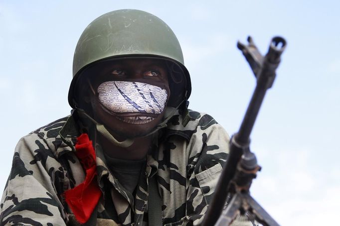 A Malian soldier stands guard with his machine gun on the road between Konna and Sevare January 27, 2013. REUTERS/Eric Gaillard (MALI - Tags: CONFLICT MILITARY POLITICS) Published: Led. 27, 2013, 5 odp.