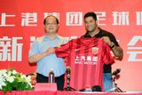 Číňané se snaží všemi prostředky zpropagovat svůj fotbal a vynakládají na transfery velké částky. Šanghaj SIPG z Petrohradu za 55,8 milionu eur vykoupil Brazilce Hulka.