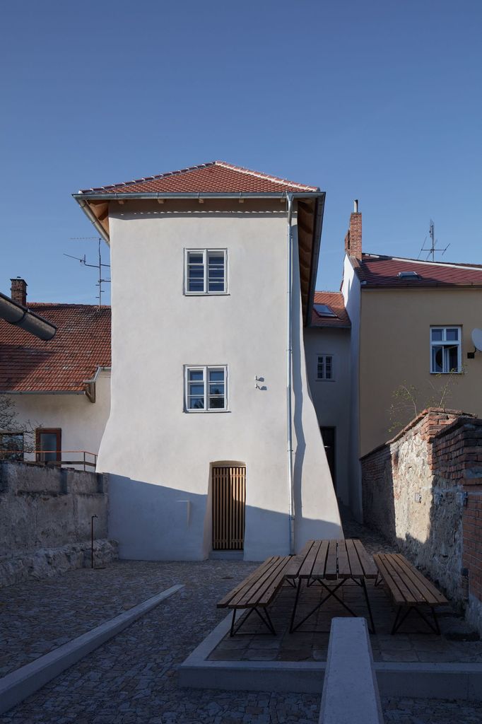 Štajn House, Ora