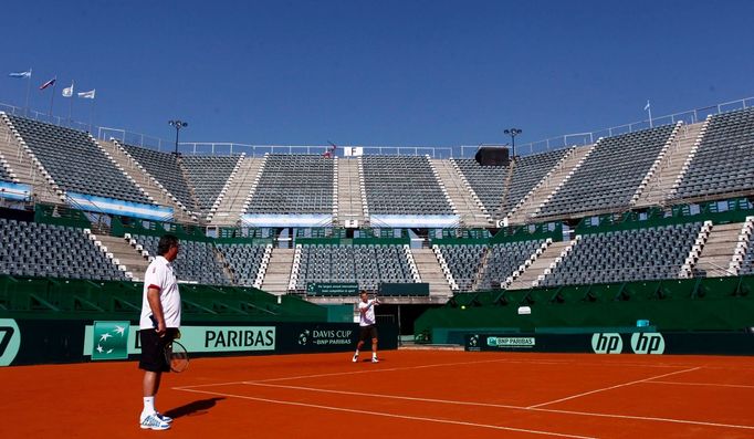 Český tenista Tomáš Berdych na tréninku před semifinále Davis Cupu 2012 s Argentinou.