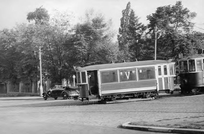 Z poznámek německých detektivů: "...Z přistavené tramvaje linky 3 vyskočil svědek Šrámek, aby se vydal za jedním z pachatelů ve směru Stará Libeň..."