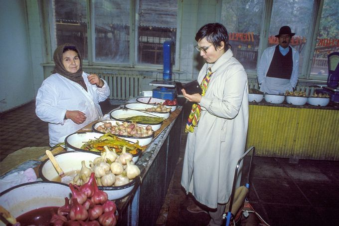 Nákup zeleniny v moskevském obchodě, SSSR, 1985.