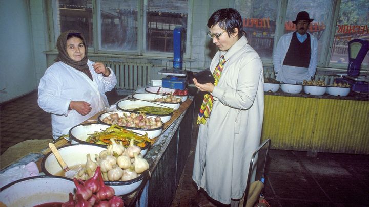 Sovětské retro: Šachisté na sněhu, moře žigulíků i Brežněv pózující s pravnučkou; Zdroj foto: Aktuálně.cz / Getty Images