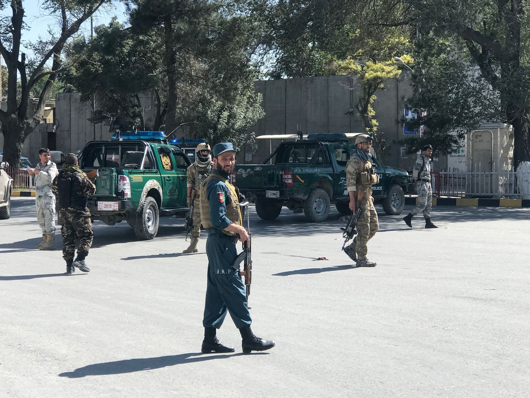 Bezpečnostní složky v Kábulu po výbuchu.