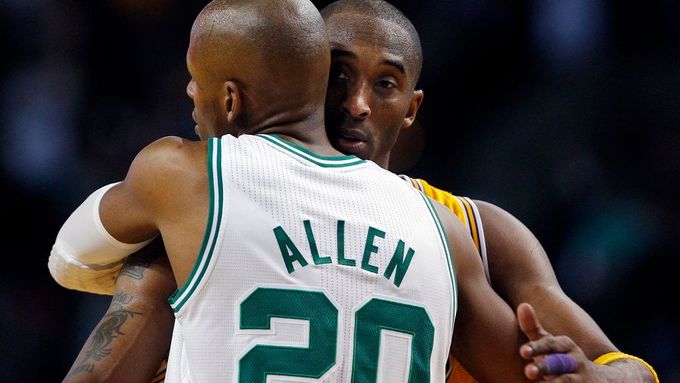 Kobe Bryant gratuluje Rayi Allenovi.