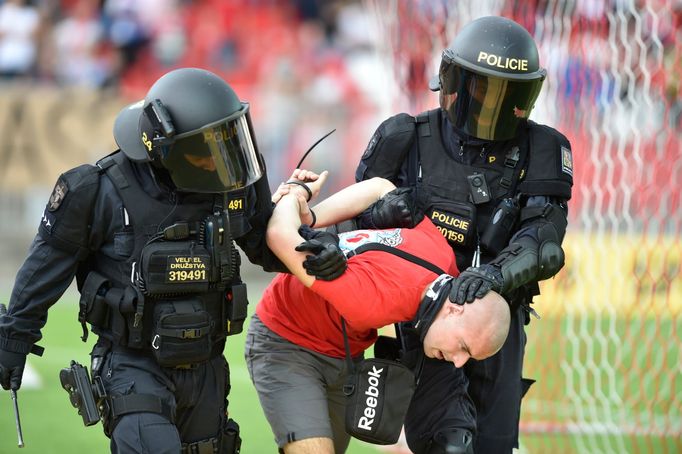 Potyčka fanoušků během zápasu Brna s Baníkem Ostrava