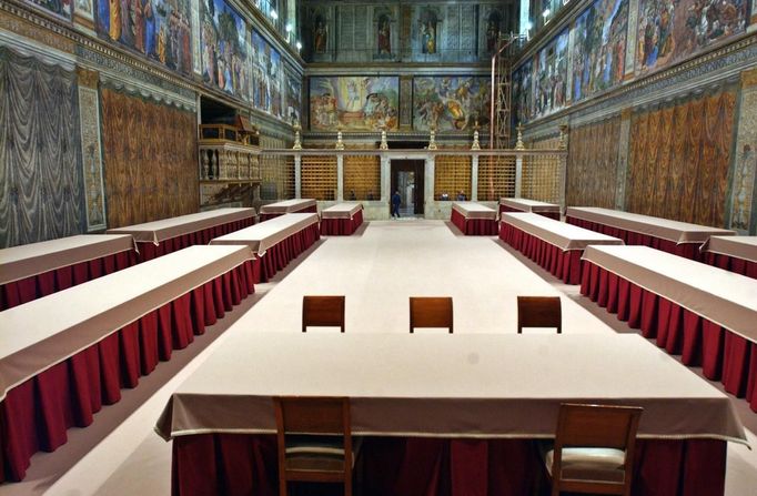 Newly installed tables lie under Michaelangelo's frescoes in the Vatican's Sistine Chapel before the conclave in this April 16, 2005 file photo. Catholic cardinals flock to Rome to choose the next pope, following the shock abdication of Pope Benedict last month. Under Church law they have until March 20, 2013 to start a conclave to choose a new pope from among 115 of them who are under the age of 80, but they can decide to start it earlier. REUTERS/Osservatore Romano/Files (VATICAN - Tags: SOCIETY RELIGION) ATTENTION EDITORS - THIS IMAGE WAS PROVIDED BY A THIRD PARTY. FOR EDITORIAL USE ONLY. NOT FOR SALE FOR MARKETING OR ADVERTISING CAMPAIGNS. THIS PICTURE IS DISTRIBUTED EXACTLY AS RECEIVED BY REUTERS, AS A SERVICE TO CLIENTS Published: Bře. 6, 2013, 2:01 odp.