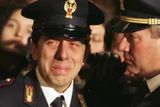Policejní důstojník neudržel na pohřbu svého zavražděného kolegy Filippa Racitiho v Catanii slzy. Raciti zemřel při pátečních výtržnostech fanoušků při sicilském fotbalovém derby.