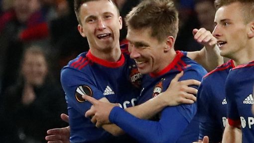 Kirill Nababkin a Alexandr Golovin slaví druhý gól v síti Arsenalu.