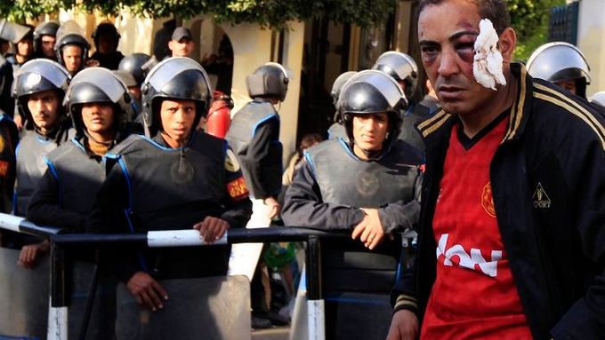 Z Káhiry je opět bitevní pole, boj se svádí o Mursího