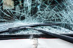 Osobní auto u Třemošné nedalo přednost autobusu, při srážce utrpělo zranění šest lidí