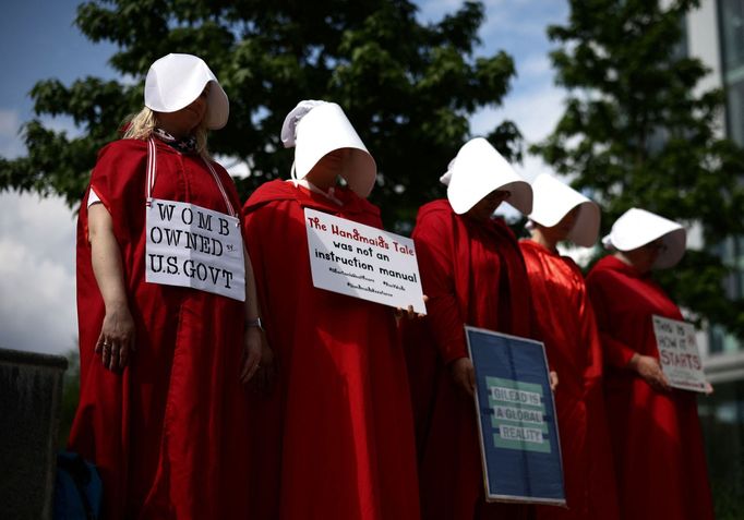 Protest proti zákazu potratů v USA před americkou ambasádou v Londýně.