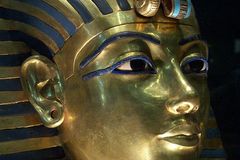 Za zpackanou opravu masky Tutanchamona půjdou restaurátoři před soud