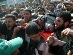 Násilí v Gaze se vystupňovalo na pohřbu Kuky, jehož tělo doprovázely ulicemi města Gaza stovky radikálů.