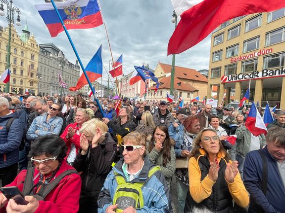 Pohled na demonstranty, kteří 8. května 2025 opakovaně volali: "Sládek na Hrad, Sládek na Hrad."