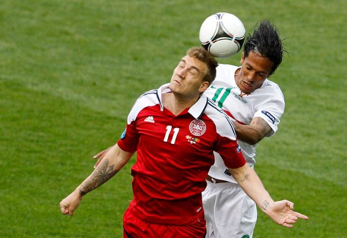 Nicklas Bendtner a Bruno Alvés spolu bojují v hlavičkovém souboji během utkání Dánska s Portugalskem ve skupině B na Euru 2012.