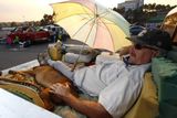 Jeden z evakuovaných - Michael z Escondída, bivakuje na korbě svého pickupu v San Diego.