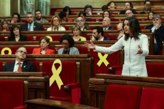 Katalánský parlament poprvé po volbách jedná, za předsedu si zvolil separatistu Torrenta