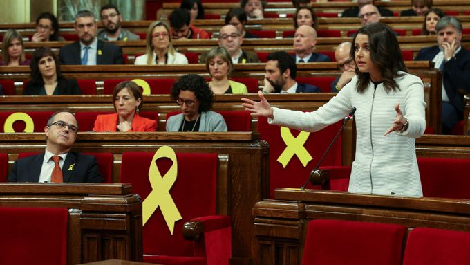 Inés Arrimadas ze strany Ciudadanos v katalánském parlamentu.