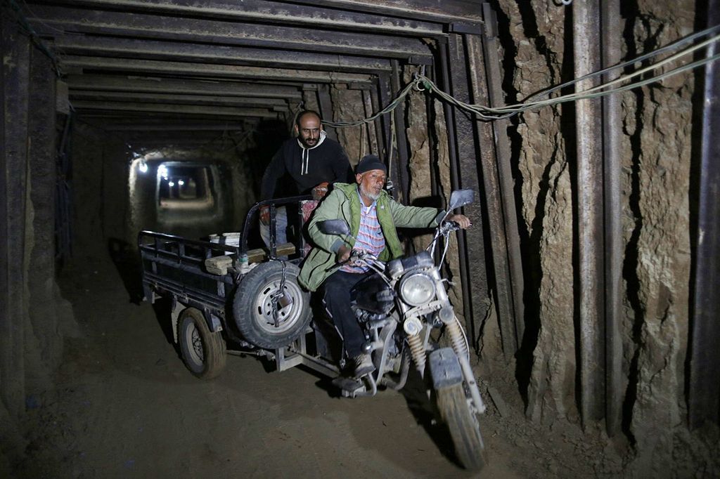 Fotogalerie: Tuneláři v Gaze pašují kde co. Podívejte se. / Ne pro články!