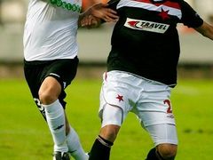 Petr Trapp (Slavia) a Michel (Valencie) bojují o míč v utkání Evropské ligy.
