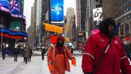 Times Square po sněhové bouři. Guvernéři New Yorku a New Jersey uvolnili zákaz vyjíždění a povolili obnovu fungování metra. Přesto vyzývají obyvatele, aby vyjížděli jen v nejnutnějších případech.