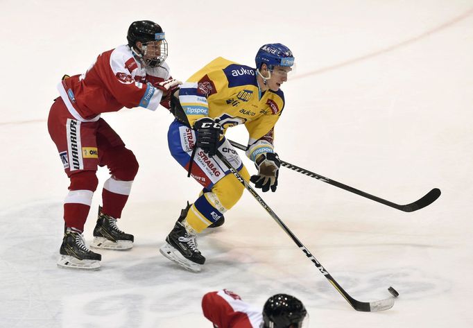 Jakub Herman z Olomouce a David Šťastný ze Zlína v prvním zápase předkola play off hokejové extraligy.