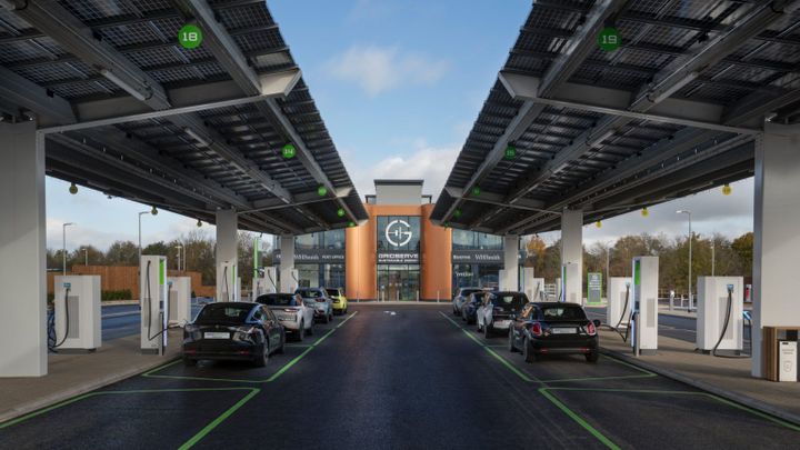 Nic pro spalováky. V Británii mají dálniční "benzinku" jen pro dobíjení elektromobilů