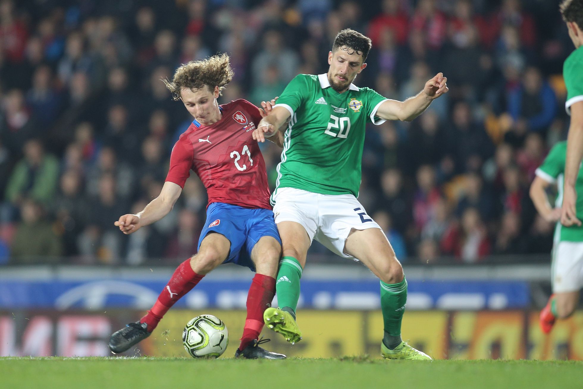 Alex Král a Craig Cathcart v zápase Česko - Severní Irsko