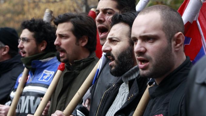 Příslušníci komunistických odborů táhnou na centrální aténské náměstí Syntagma