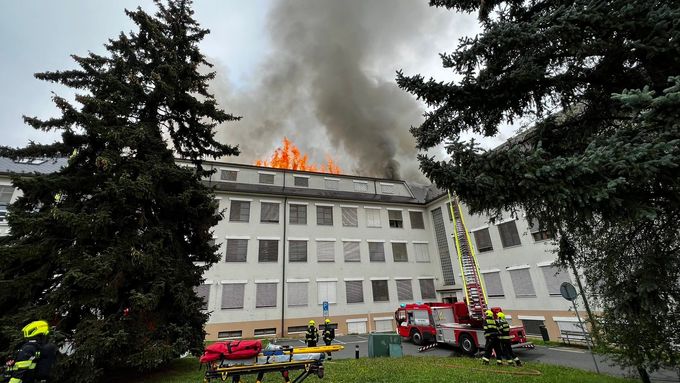 Oheň na střeše nemocnice.