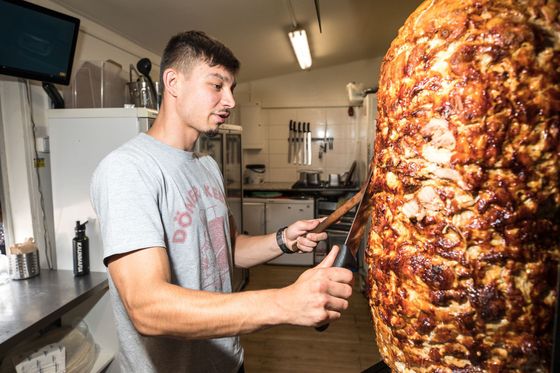 "Pokud jde o maso, chceme mít všechno domácí, takže na rozdíl od mnoha jiných českých kebabáren nenakupujeme předpřipravené štangle," vyzdvihuje Filip Urban.