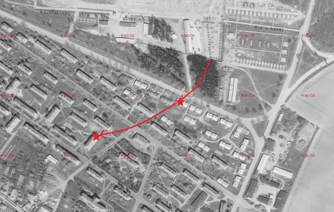 Trasa neřízeného tanku T-62 z vozového parku tankostřeleckého cvičiště v Milovicích k domu v Dětské ulici. Letecký snímek je z roku 1974.