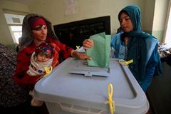 Afghánci volí prezidenta, v pohotovosti je 350 tisíc vojáků