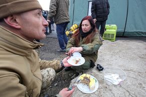 Slzy i hostina. Podívejte se na výměnu zajatců mezi Ukrajinou a separatisty