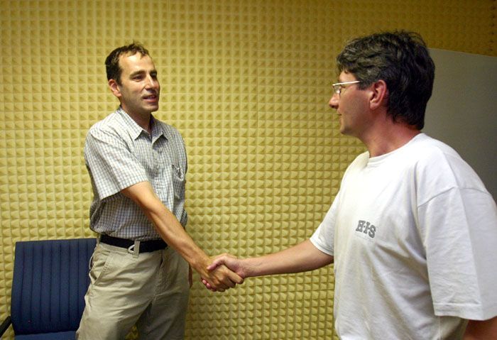 Luděk Niedermayer se zdraví s šéfeditorem Aktuálně.cz Broňkem Pavlíkem.