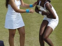 Venus Williamsová a Marion Bartoliová při závěrečném ceremoniálu ve Wimbledonu.