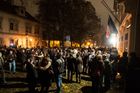 Dav lidí před francouzskou ambasádou na Velkopřevorském náměstí v Praze.