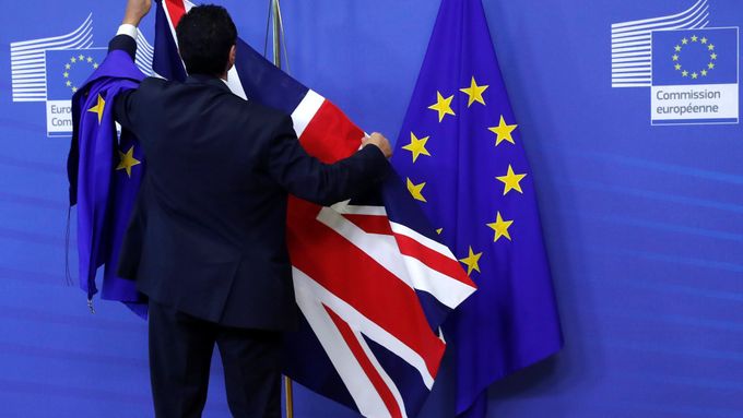 Snímek z prvního kola jednání o brexitu mezi Bruselem a Londýnem.