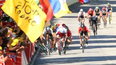 Tour de France, 4. etapa: Pád Marka Cavendishe po té, co ho srazil loktem Peter Sagan.