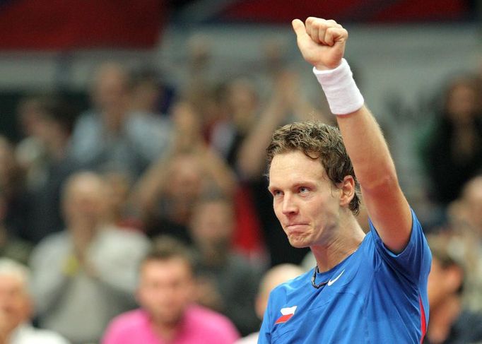 Tomáš Berdych porazil Gilese Simona a získal pro Českou republiku první bod v utkání proti Francii.