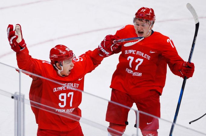 Nikita Gusev (97) a Kirill Kaprizov slaví gól ve finále Rusko - Německo na ZOH 2018