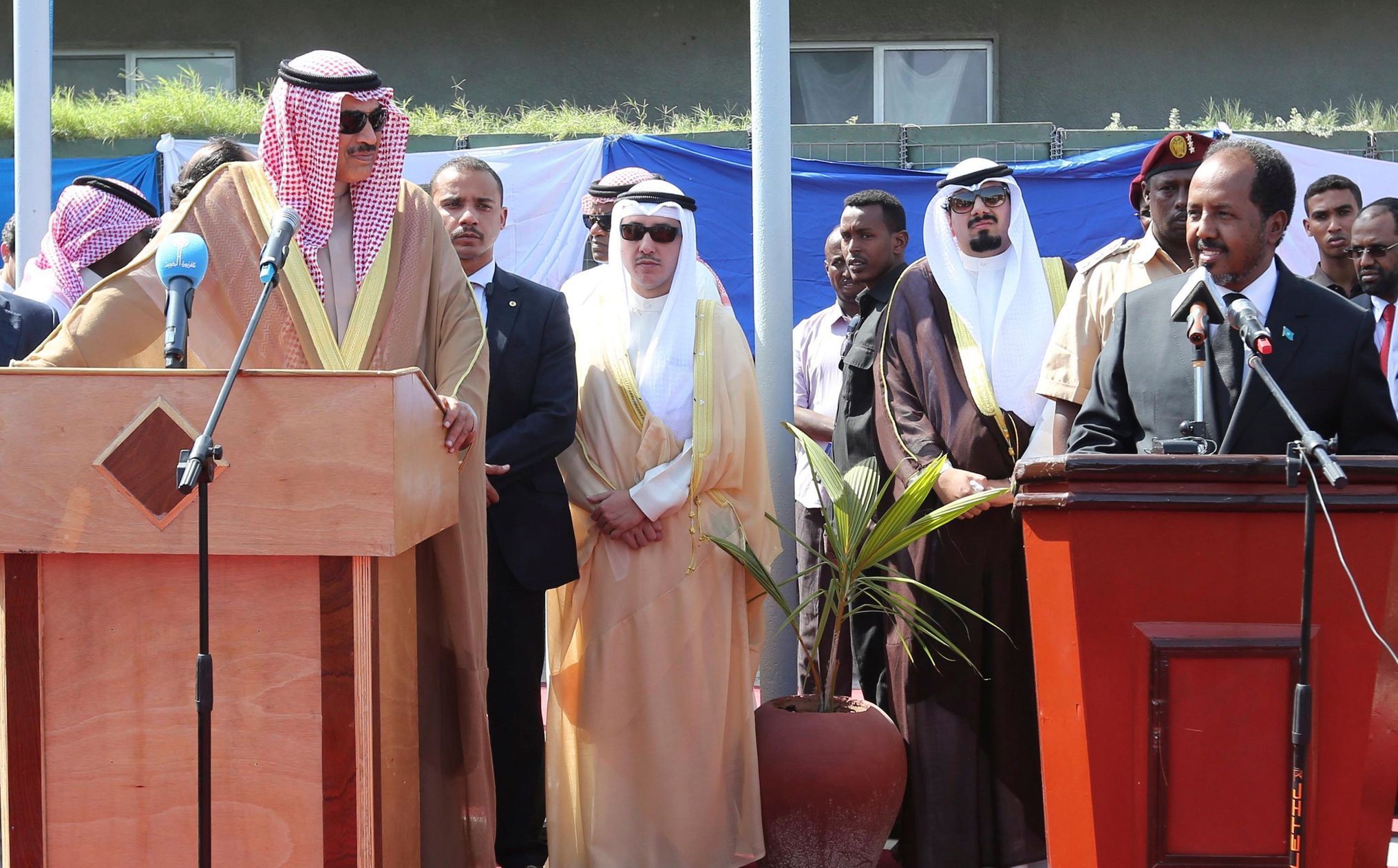 Somálský prezident Hassan Sheikh Mohamoud (vpravo) s kuvajtským minitrem zahraničí