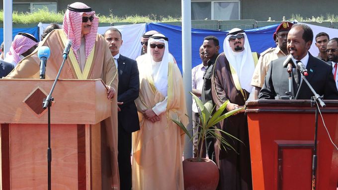 Somálský prezident Hassan Sheikh Mohamoud (vpravo) s kuvajtským ministrem zahraničí. Ilustrační foto.