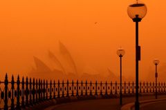 Prašná bouře dusí Sydney, vidět je jen na pár kroků