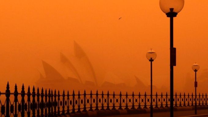 Prašná bouře zahalila i kontury slavné Opery v Sydney.