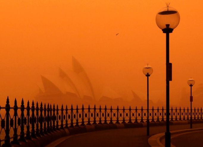 Prašná bouře zahalila i kontury slavné Opery v Sydney.